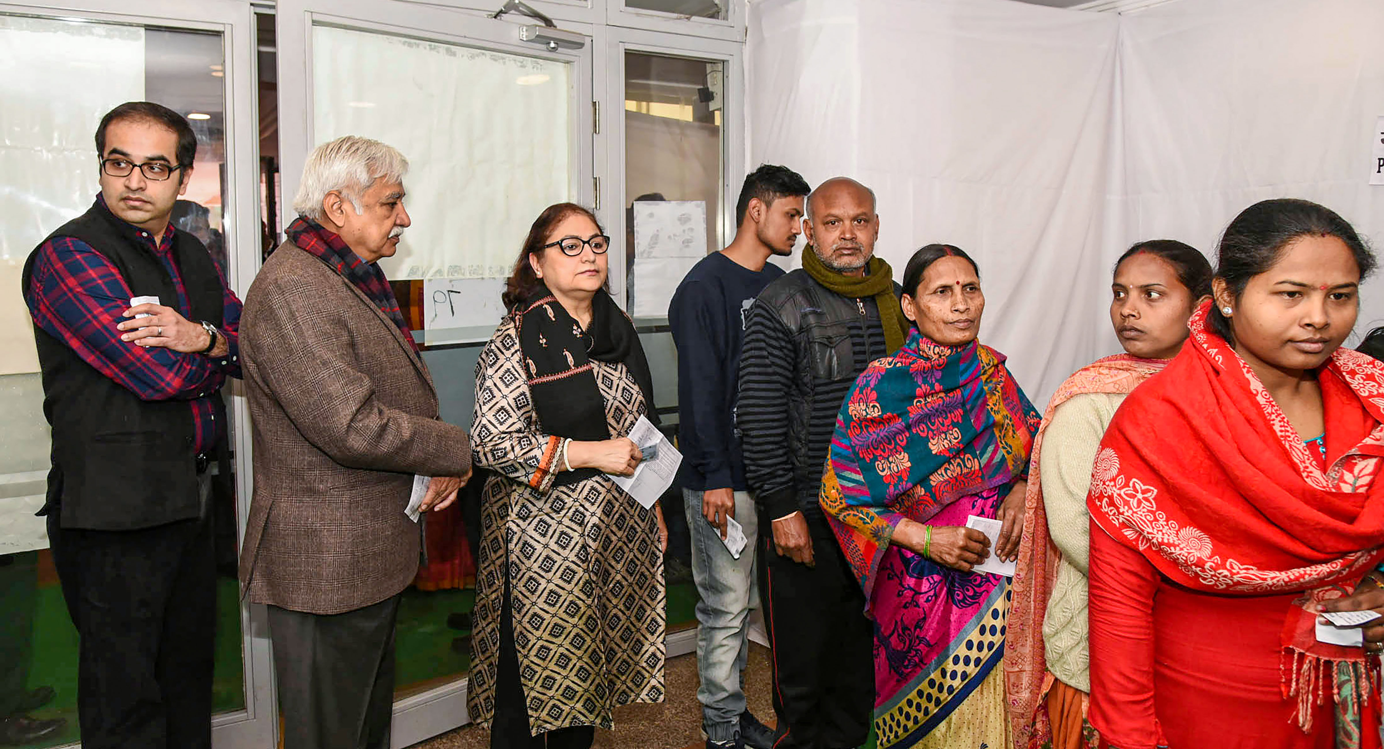 الیکشن کمیشنر چیف سنیل ارورا اپنی اہلیہ ریتو ارورا دیگر رائے دہندگان کے ساتھ قطار میں ہیں ۔ چیف الیکشن کمیشنر دہلی کے نرمان بھون پولنگ اسٹیشن پر دہلی اسمبلی انتخابات کے لئے اپنا ووٹ&nbsp; ڈالنے کے لئے قطار میں کھڑے ہیں۔
تصویر : پی ٹی آئی